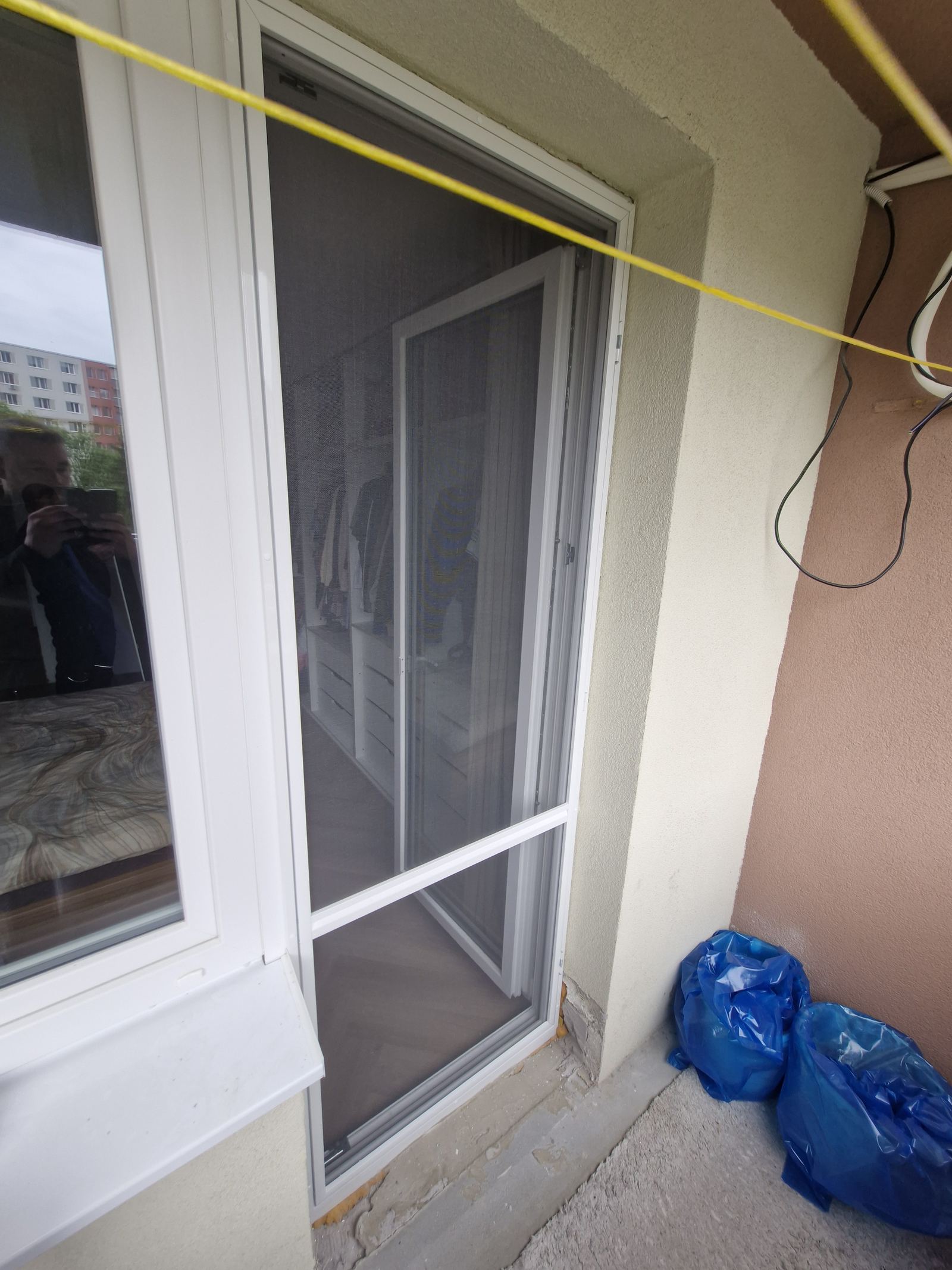Otvorená plisé sieťka na balkóne